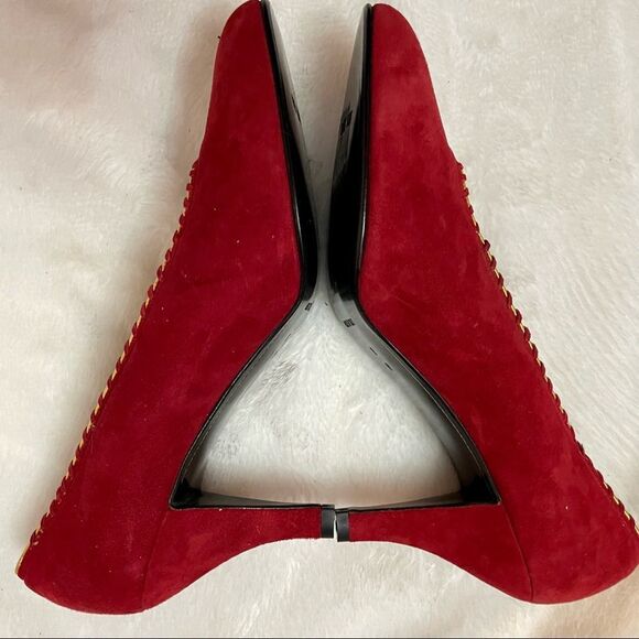 💥Host Pick!💥 Vintage NWOT 1980s Anne Klein Red Suede Pumps Gold Braid Accent - Picture 5 of 13